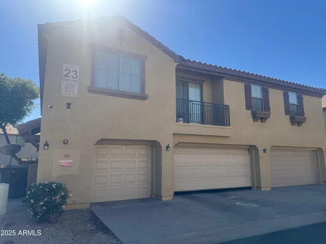 a view of an entryway of the house