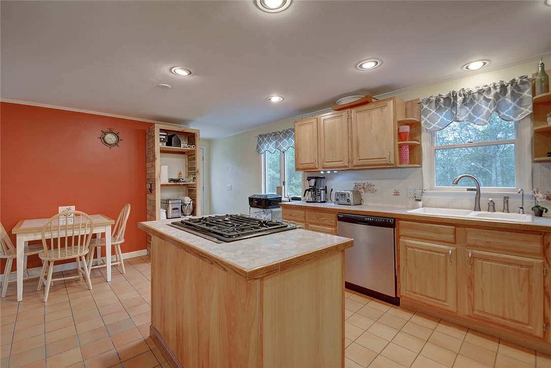 420 Gardiner Road Richmond, RI 02892 - Photo 12 of 33 Kitchen