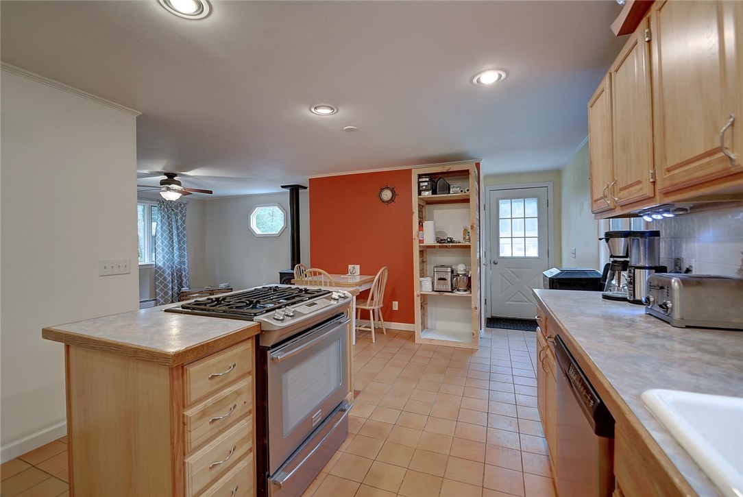 420 Gardiner Road Richmond, RI 02892 - Photo 9 of 33 Kitchen
