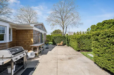 $987,500 | 5 Maryland Boulevard, Hampton Bays, NY 11946