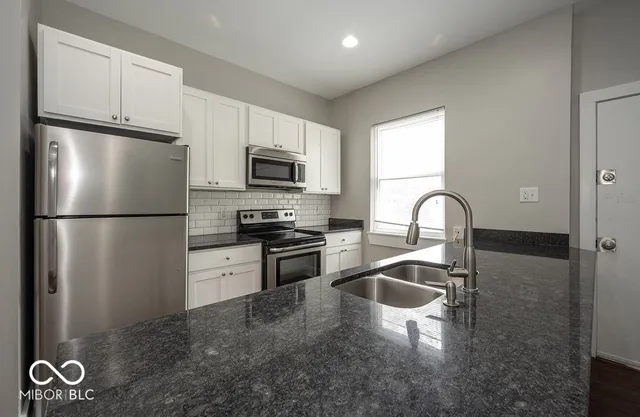 $949 | 2029 North College Avenue, Unit G, Indianapolis, IN 46202