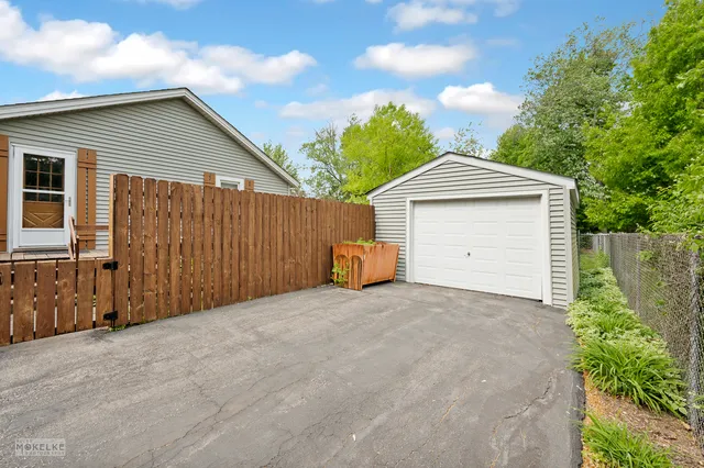 $2,000 | 405 North Bridge Street, Yorkville, IL 60560