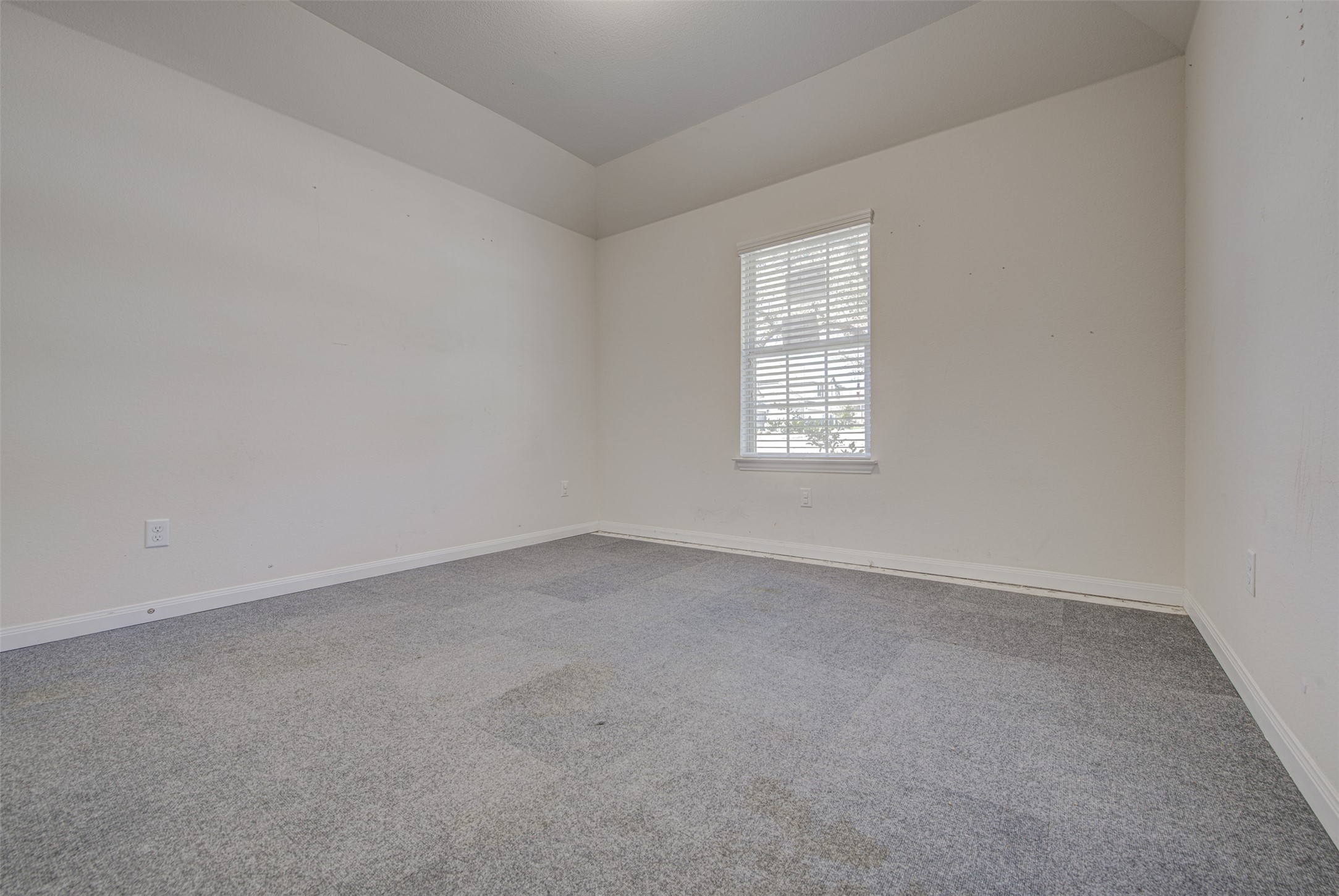 413 Pinnacle View Drive Georgetown, TX 78628 - Photo 6 of 31 Carpeted empty room with baseboards