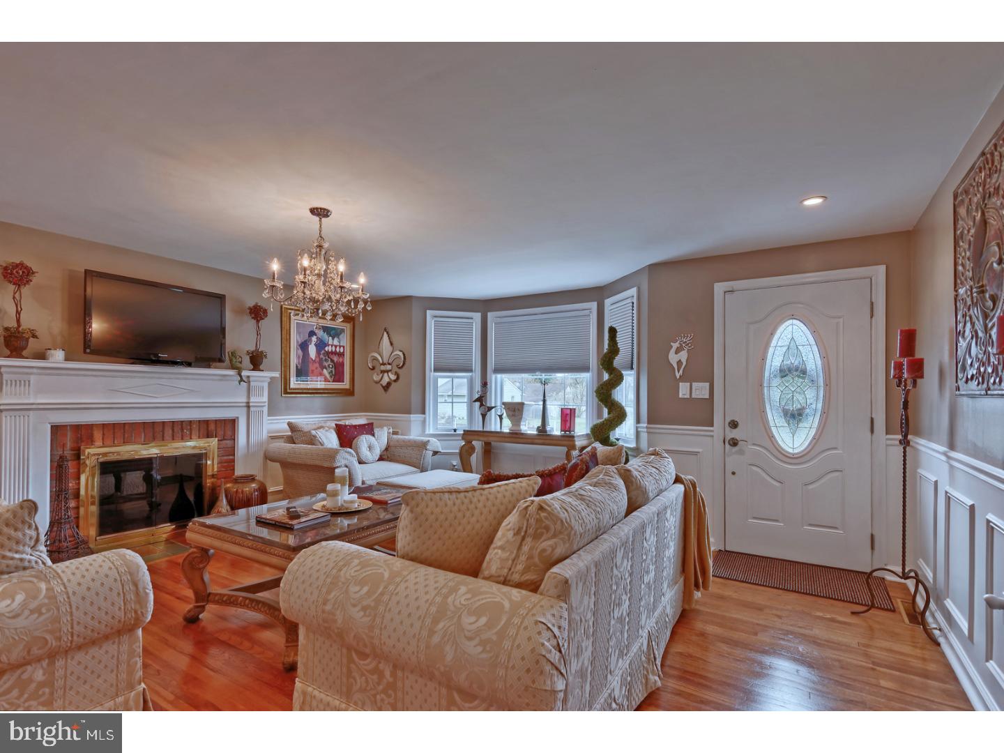605 Hurffville - Cross Keys Road Sewell, NJ 08080 - Photo 3 of 25 Living Room