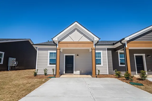 a view of a house with a yard