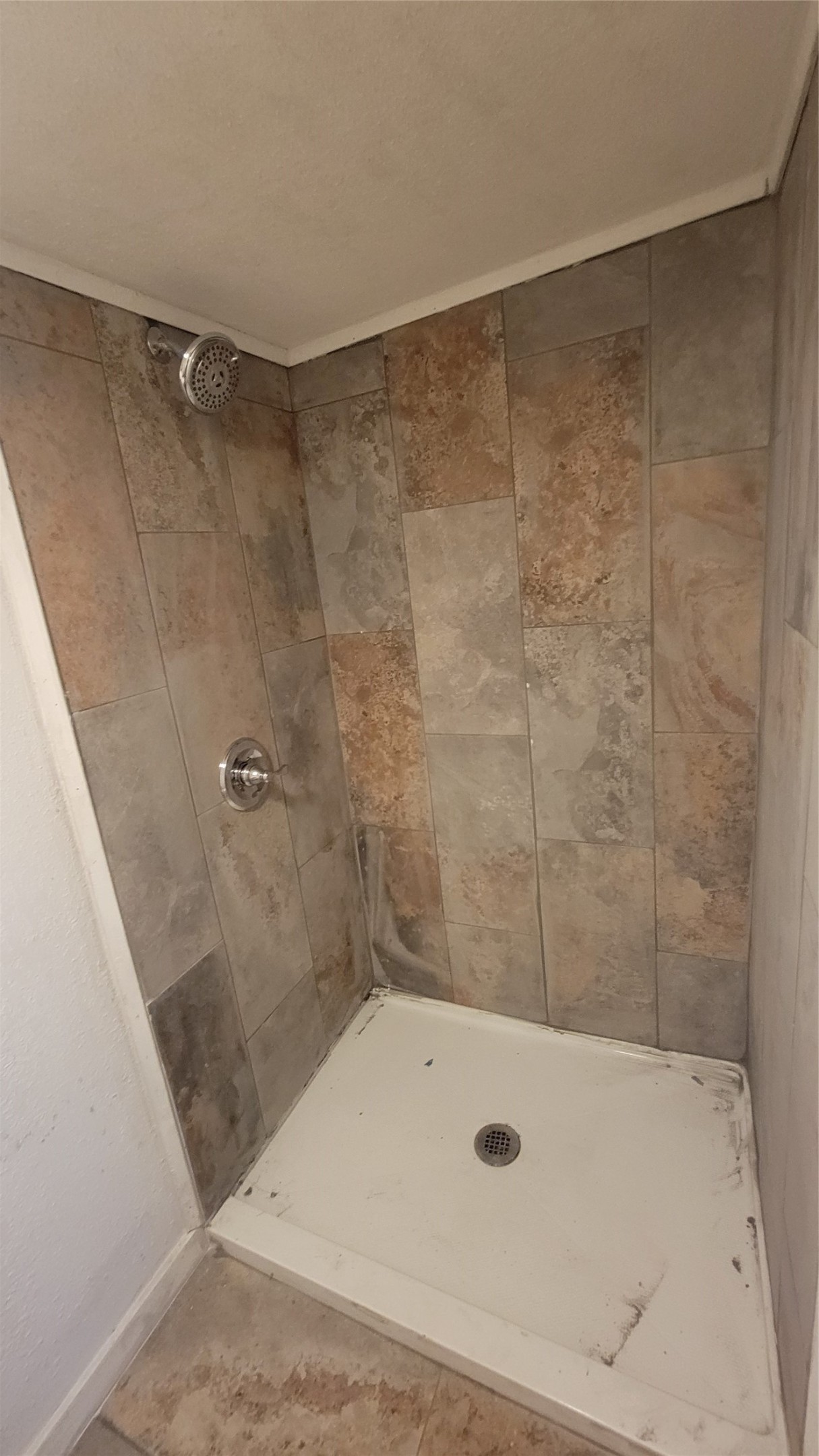 2960 Call Street Vidor, TX 77662 - Photo 24 of 46 a bathroom with a bathtub