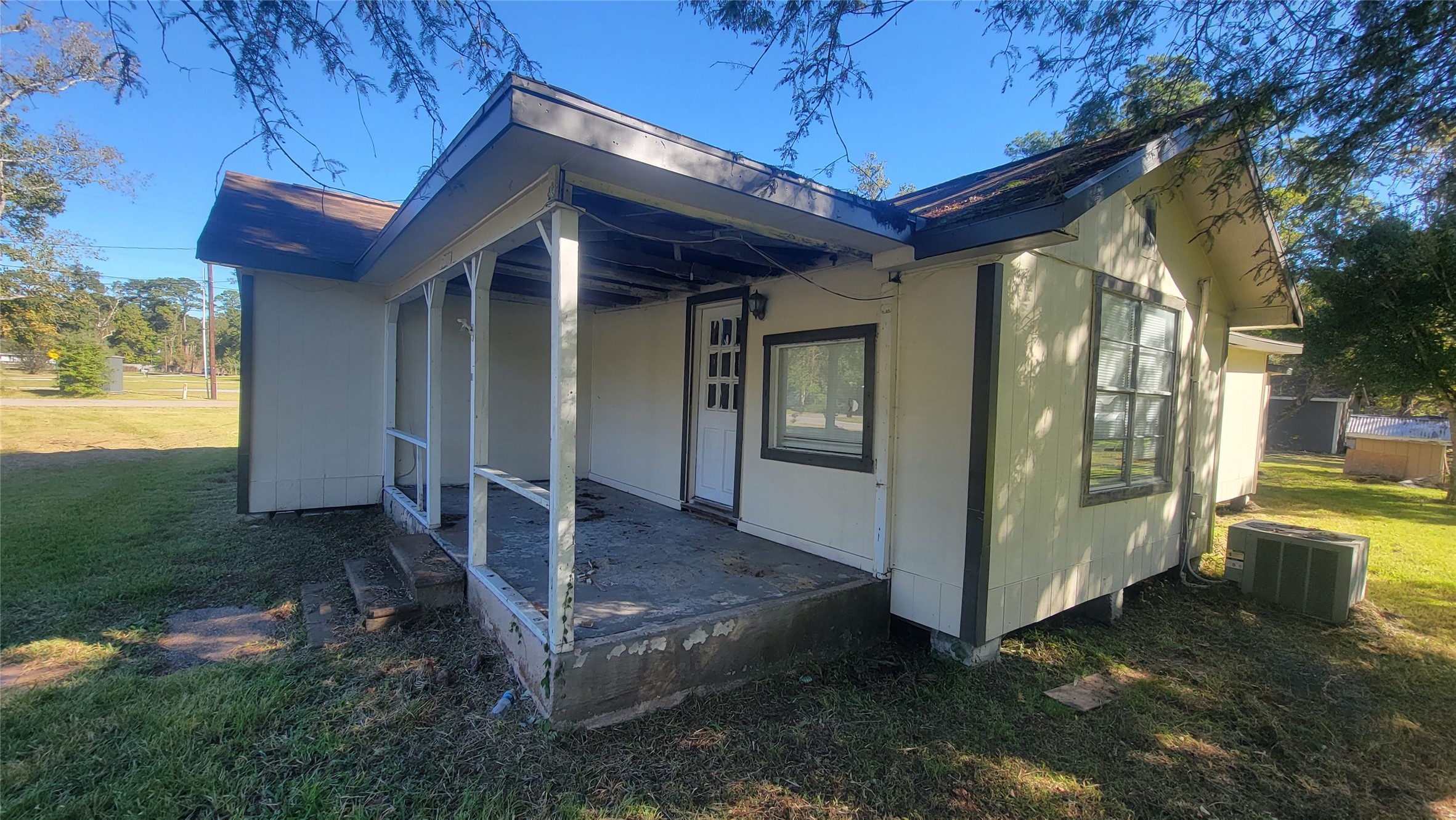 2960 Call Street Vidor, TX 77662 - Photo 3 of 46 a view of a porch with furniture and a yard