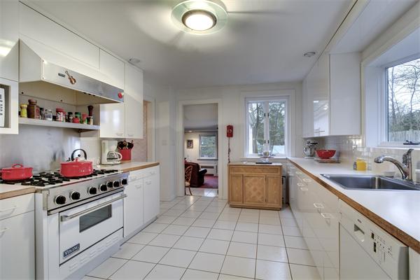 3 Sawyer Road Wellesley, MA 02481 - Photo 3 of 10 Gallery Image 3