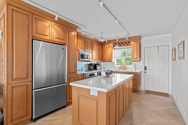 $3,500 | 140 Northeast 28th Avenue, Unit 604, Pompano Beach, FL 33062