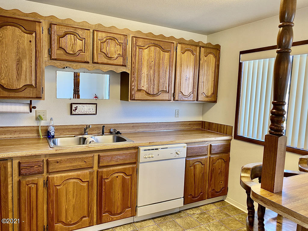 35 Southwest Hurbert Street Newport, OR 97365 - Photo 13 of 39 Kitchen