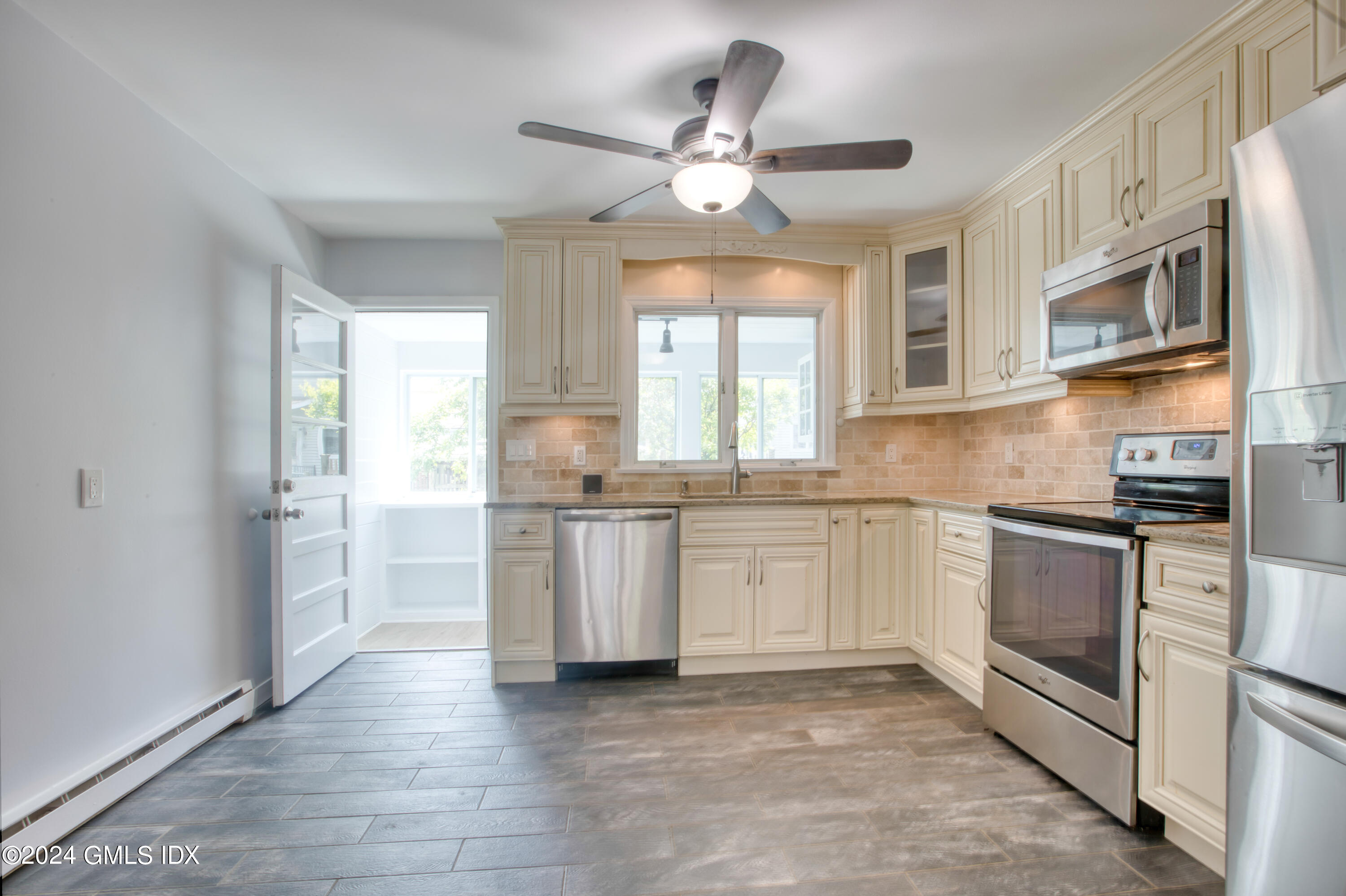 8 Ridge Place, Unit 1 Greenwich, CT 06831 - Photo 10 of 38 KITCHEN