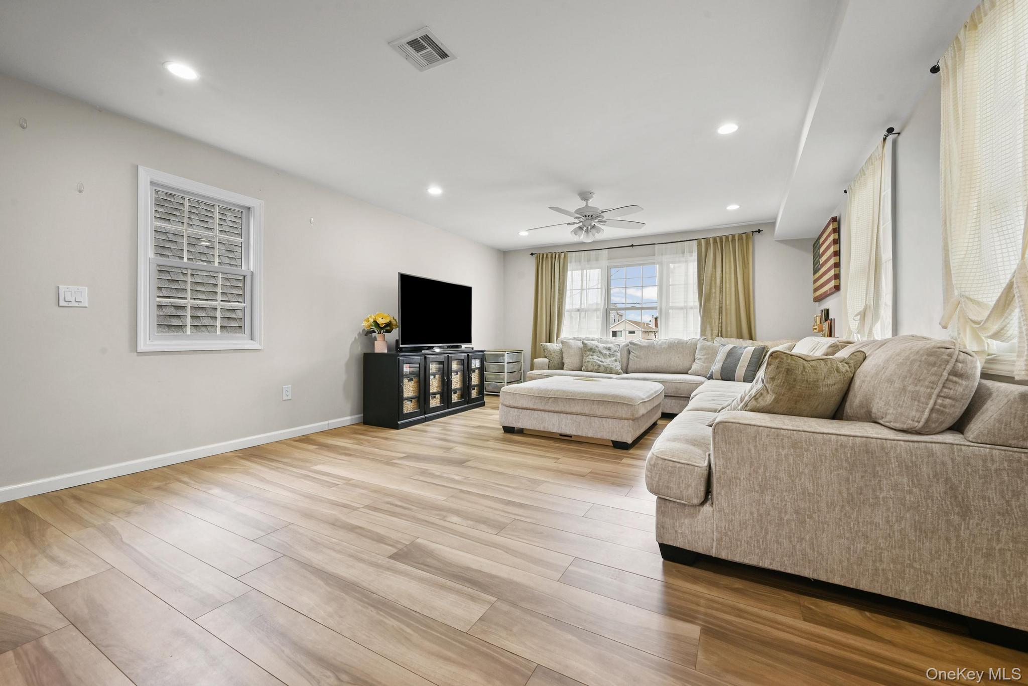 40 West 13th Road Queens, NY 11693 - Photo 5 of 41