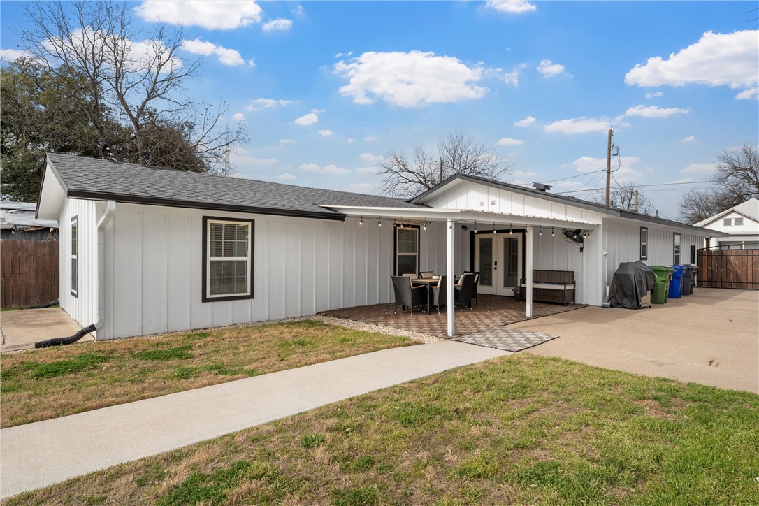 621 South 9th Street Waco, TX 76706 - Photo 27 of 31 a house with yard in front of it