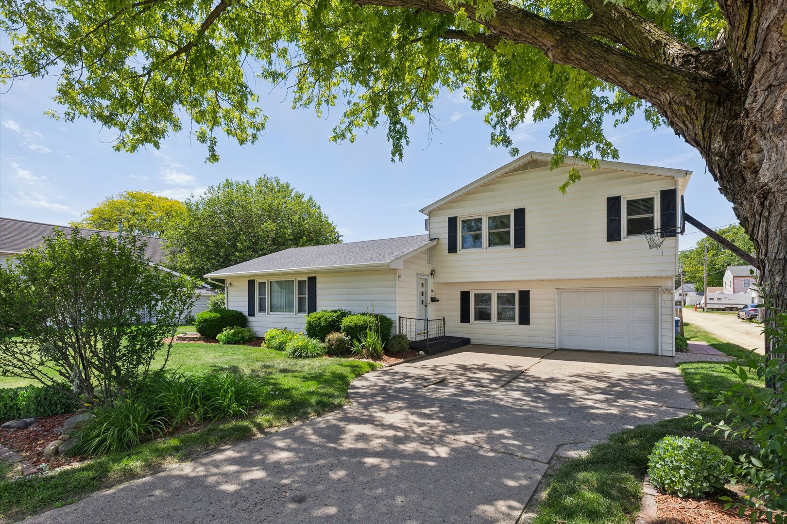 604 North 4th Street Clinton, IA 52732 - Photo 2 of 38