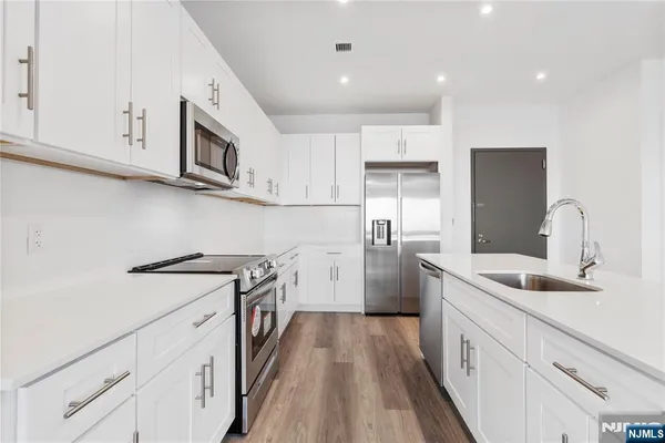 $2,700 | 2 Executive Drive, Unit 916, Fort Lee, NJ 07024