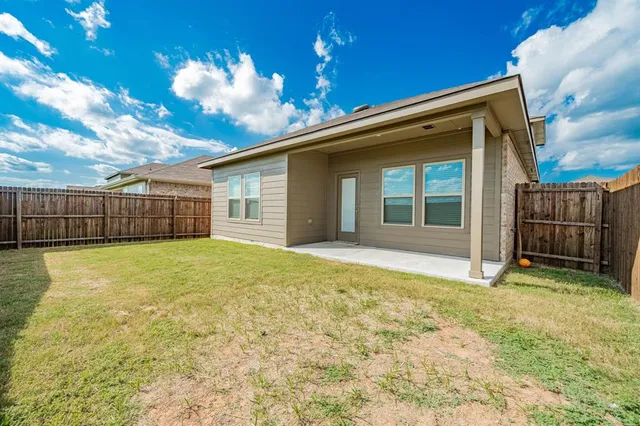 $2,100 | 904 Sunrise Lane, Royse City, TX 75189