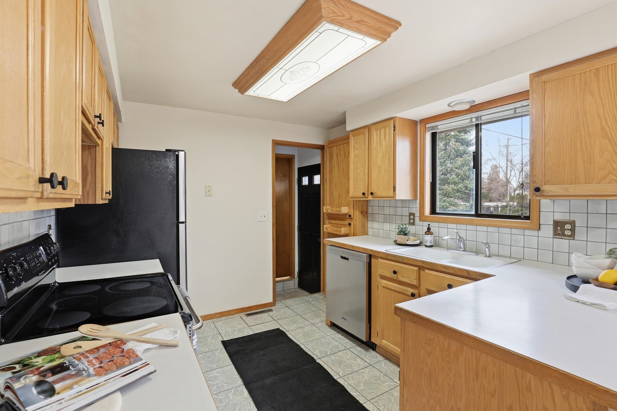 2215 East 58th Court Spokane, WA 99223 - Photo 12 of 49