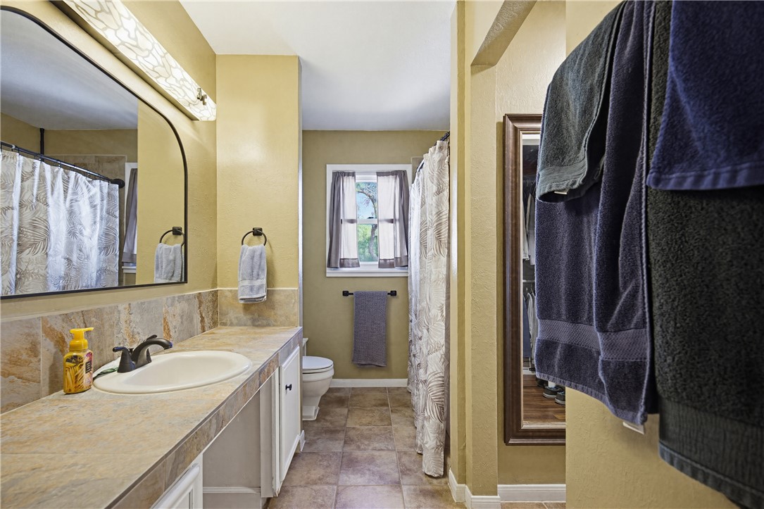 234 East Trant Road Kingsville, TX 78363 - Photo 17 of 32 a bathroom with a tub sink and mirror