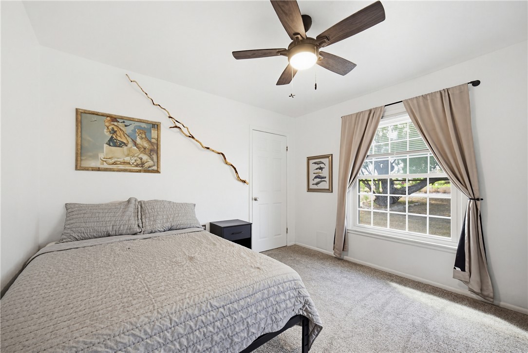234 East Trant Road Kingsville, TX 78363 - Photo 20 of 32 a bedroom with a large bed and a window