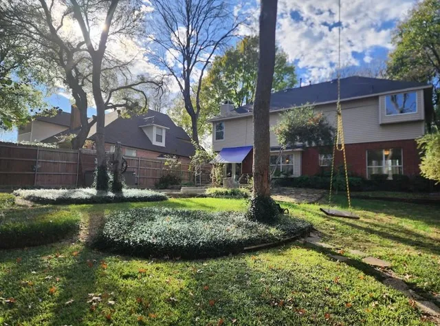 a view of a fountain in front of a house