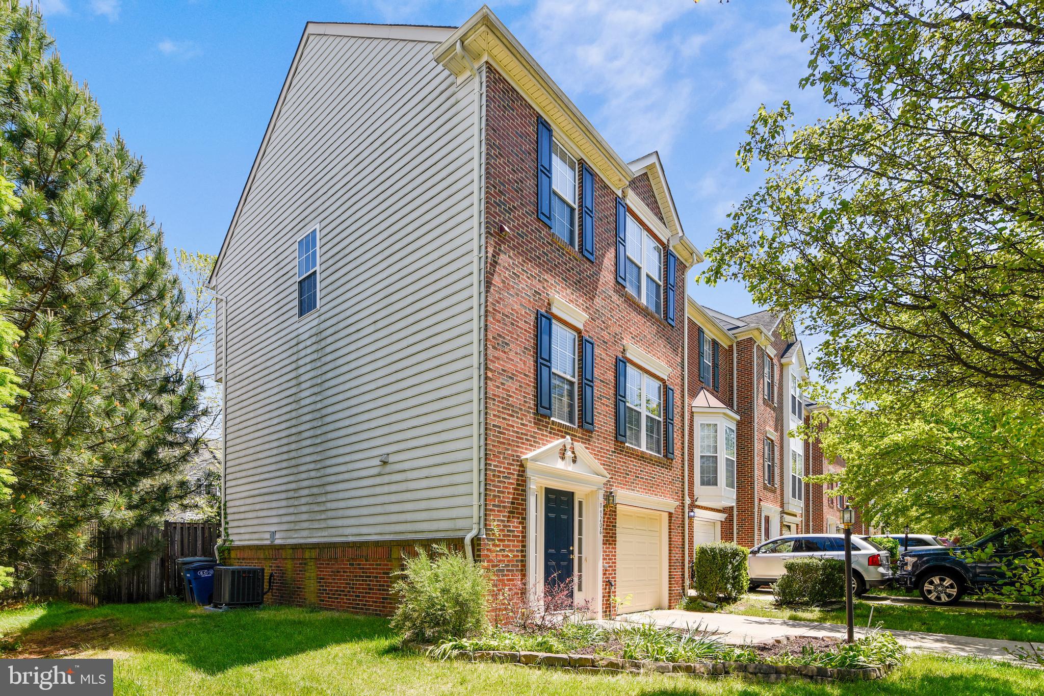 19206 Sweig Terrace Leesburg, VA 20176 - Photo 2 of 84 Extra privacy and light
