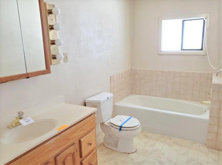 61197 Parrell Road Bend, OR 97702 - Photo 7 of 13 Bath with tub/shower combo
