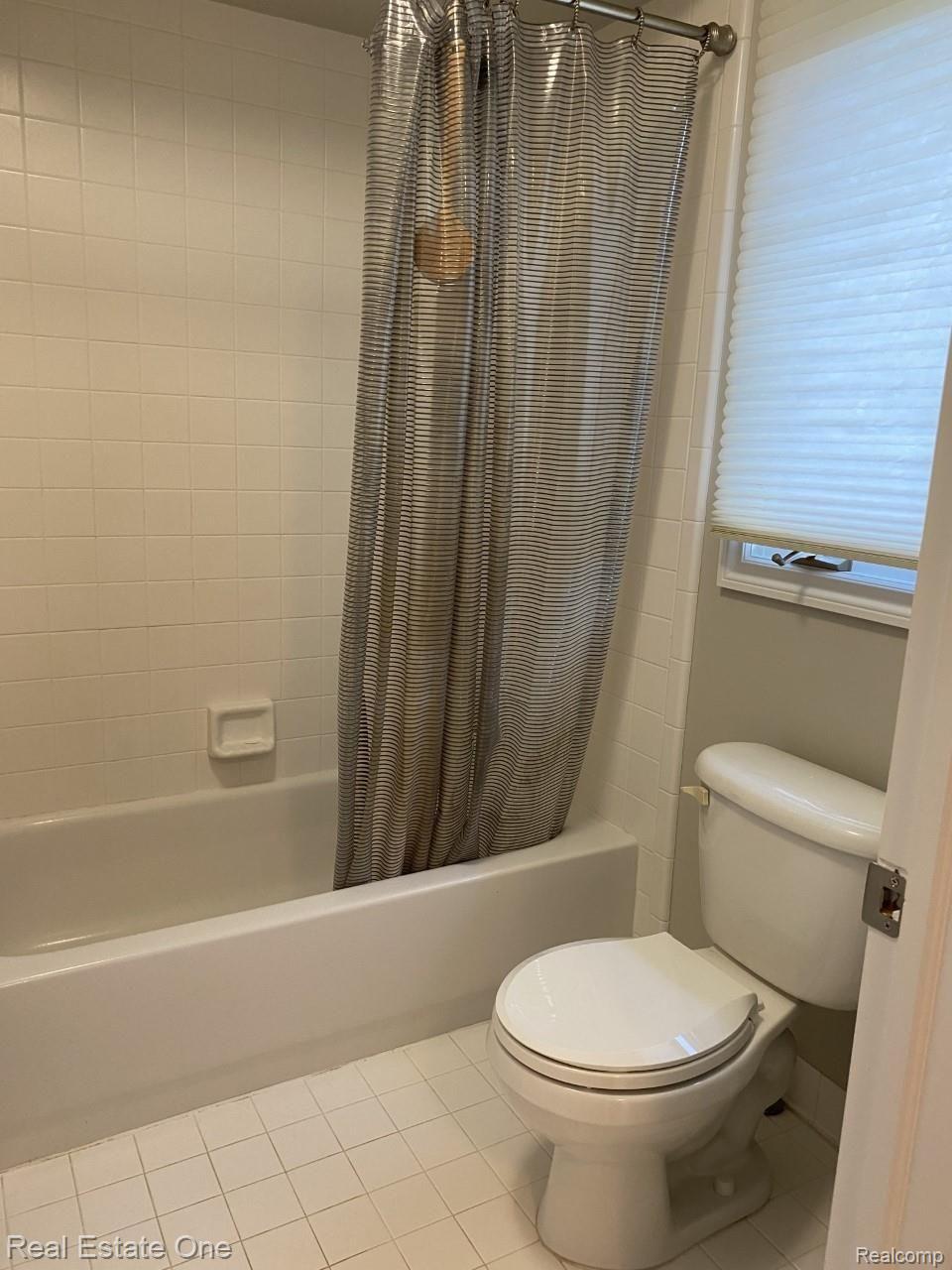 526 Springview Drive Rochester, MI 48307 - Photo 77 of 96 Bath tub area for bedrm 3&4