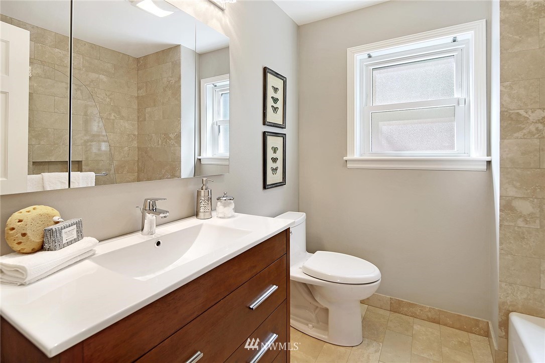 3246 West Viewmont Way West Seattle, WA 98199 - Photo 11 of 22