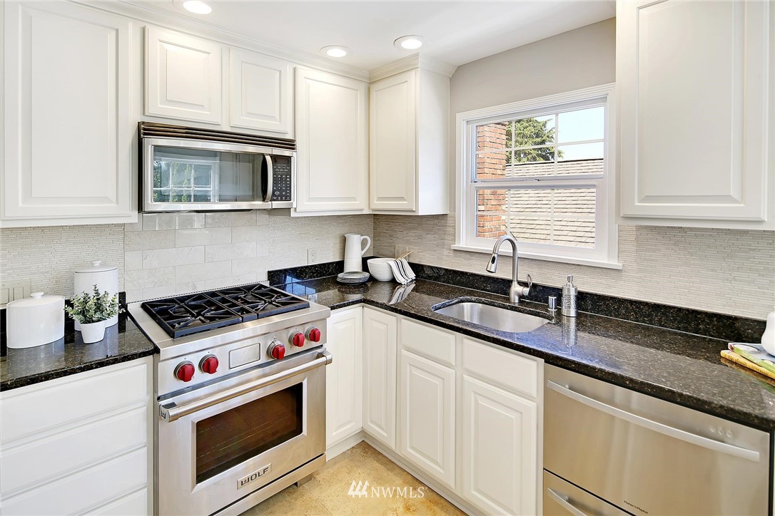 3246 West Viewmont Way West Seattle, WA 98199 - Photo 8 of 22