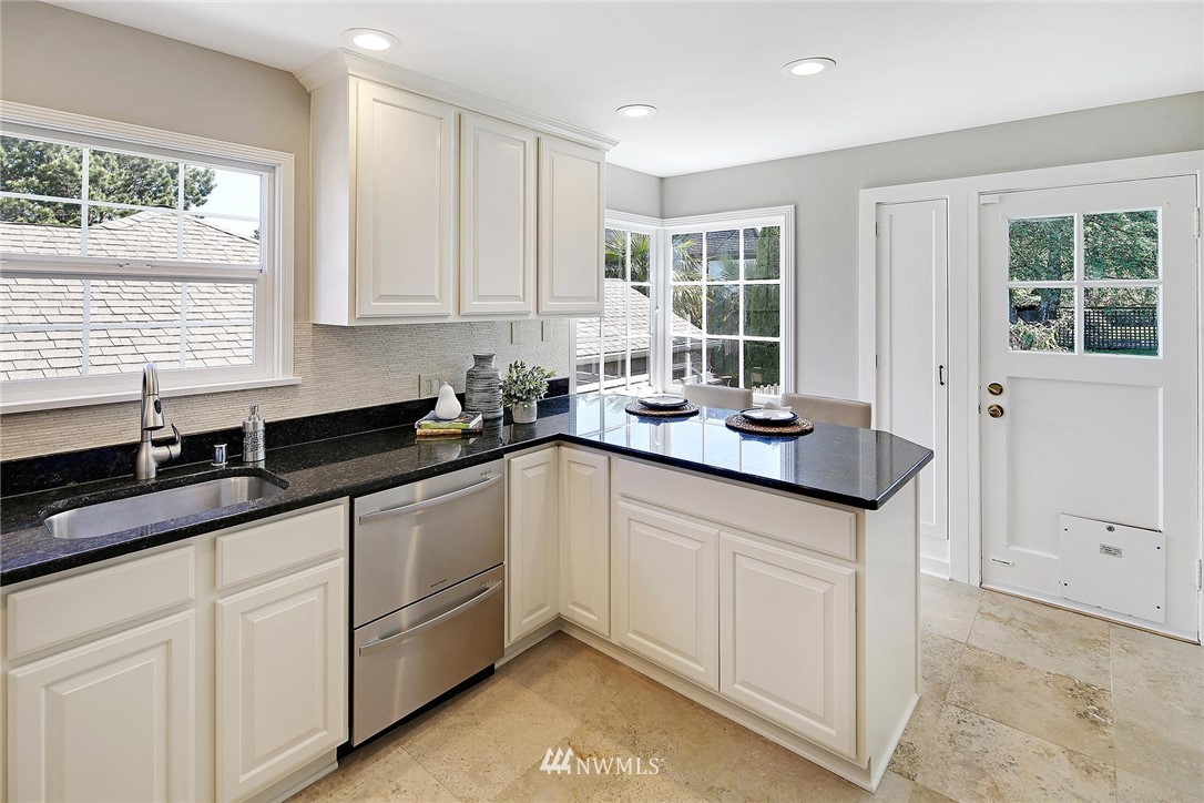 3246 West Viewmont Way West Seattle, WA 98199 - Photo 9 of 22