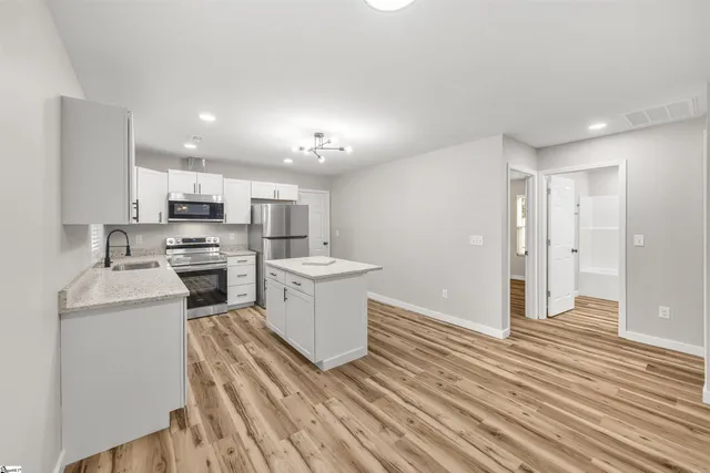 $1,800 | 405 East Hampton Avenue, Spartanburg, SC 29306