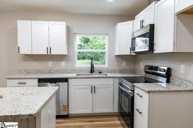 $1,900 | 405 East Hampton Avenue, Spartanburg, SC 29306