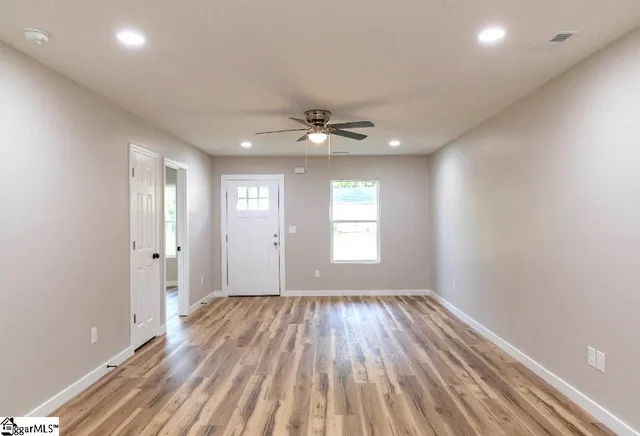 $1,900 | 405 East Hampton Avenue, Spartanburg, SC 29306