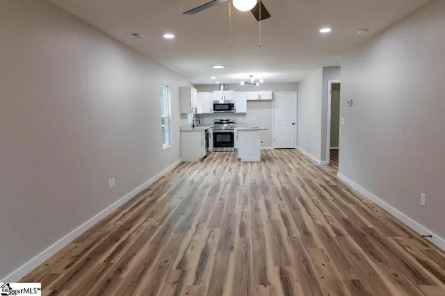 $1,900 | 405 East Hampton Avenue, Spartanburg, SC 29306