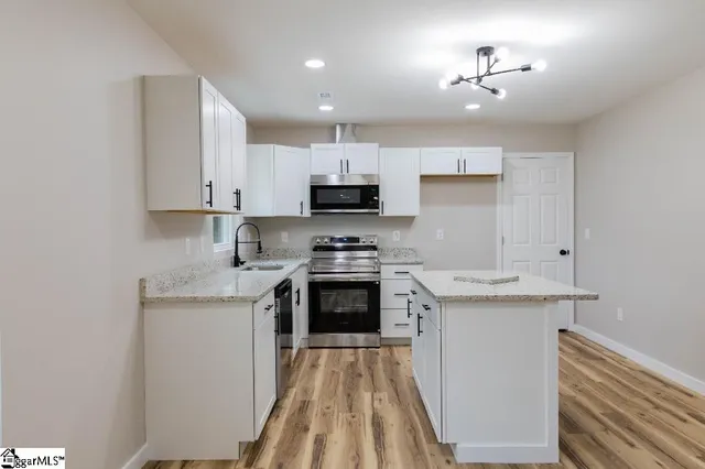 $1,900 | 405 East Hampton Avenue, Spartanburg, SC 29306