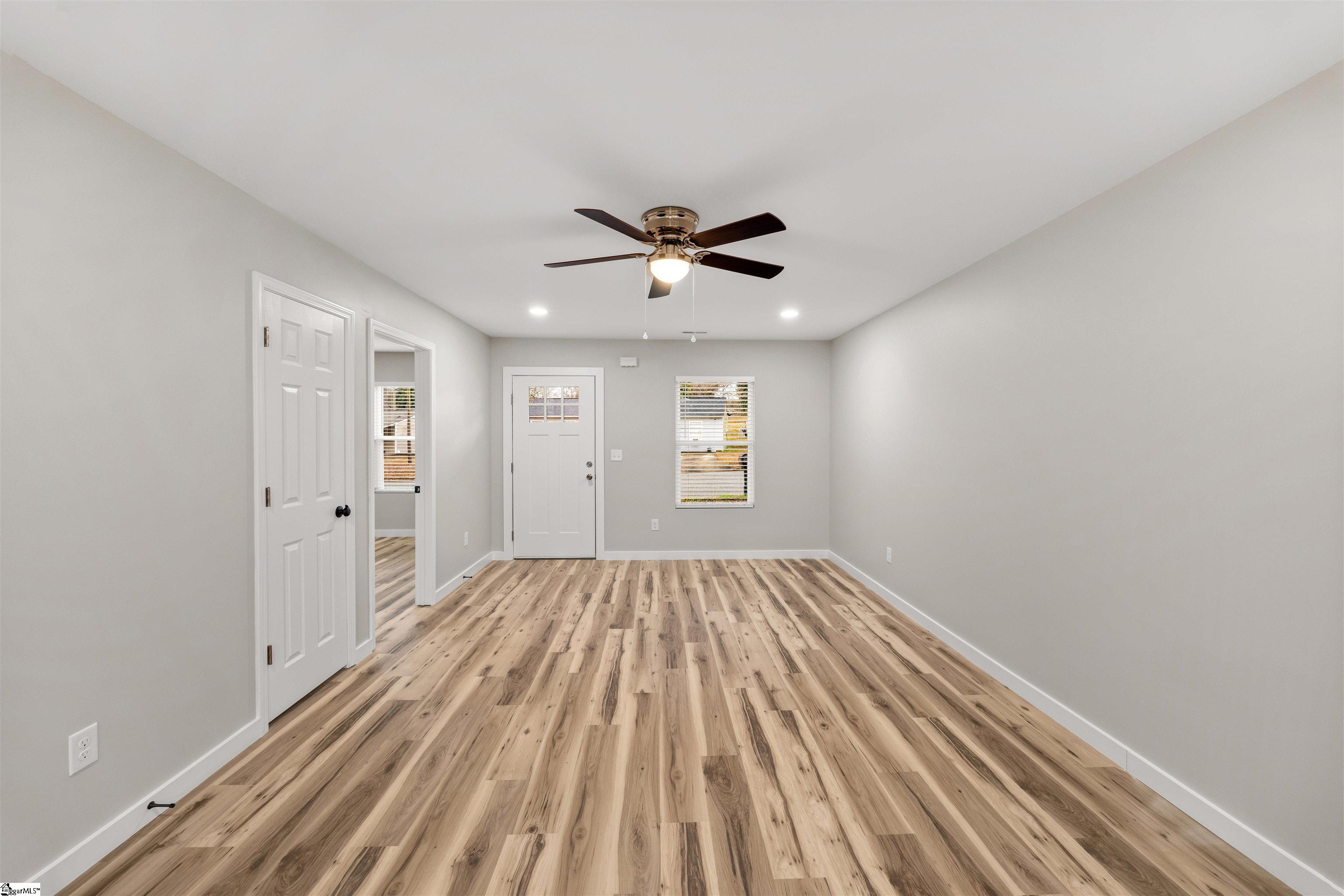 405 East Hampton Avenue Spartanburg, SC 29306 - Photo 9 of 32