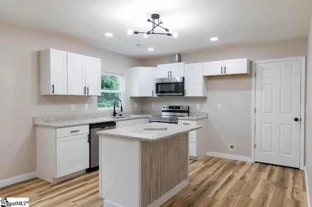 $1,900 | 405 East Hampton Avenue, Spartanburg, SC 29306