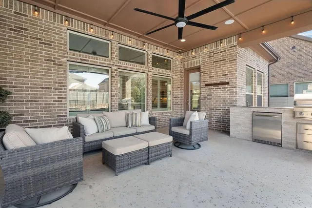 $850,000 | 205 Waterside Drive, Argyle, TX 76226