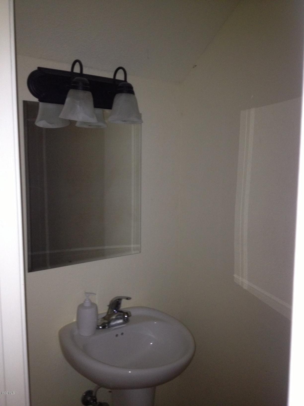 3230 Cumberland Road, Unit 4 Ocean Springs, MS 39564 - Photo 11 of 27 BATH HALF 3 14