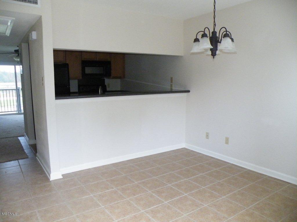 3230 Cumberland Road, Unit 4 Ocean Springs, MS 39564 - Photo 6 of 27 dining room