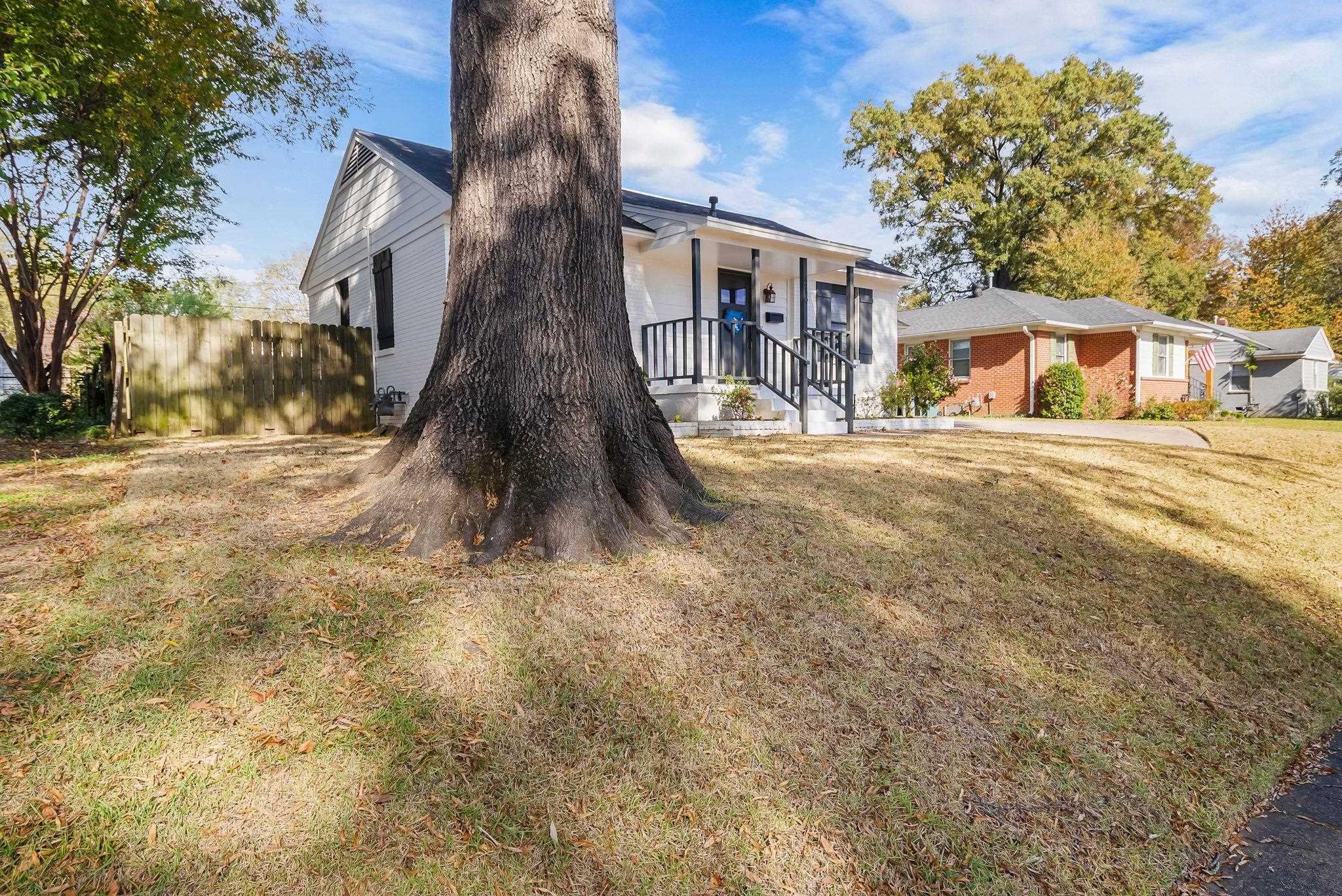 4780 Amboy Road Memphis, TN 38117 - Photo 6 of 32 a view of a house with a snow