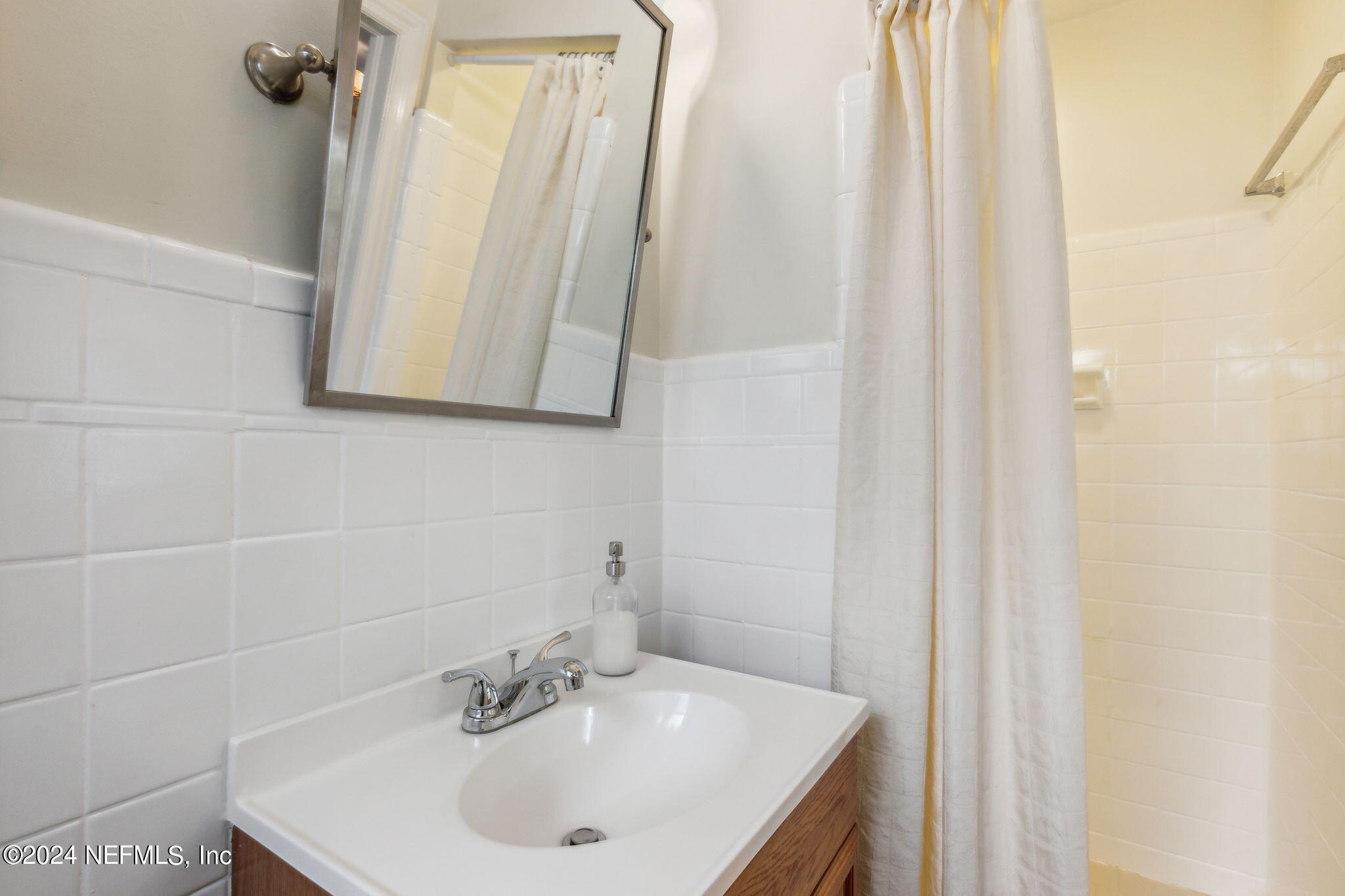 1605 Brookwood Road Jacksonville, FL 32207 - Photo 20 of 40 a bathroom with a sink and a mirror
