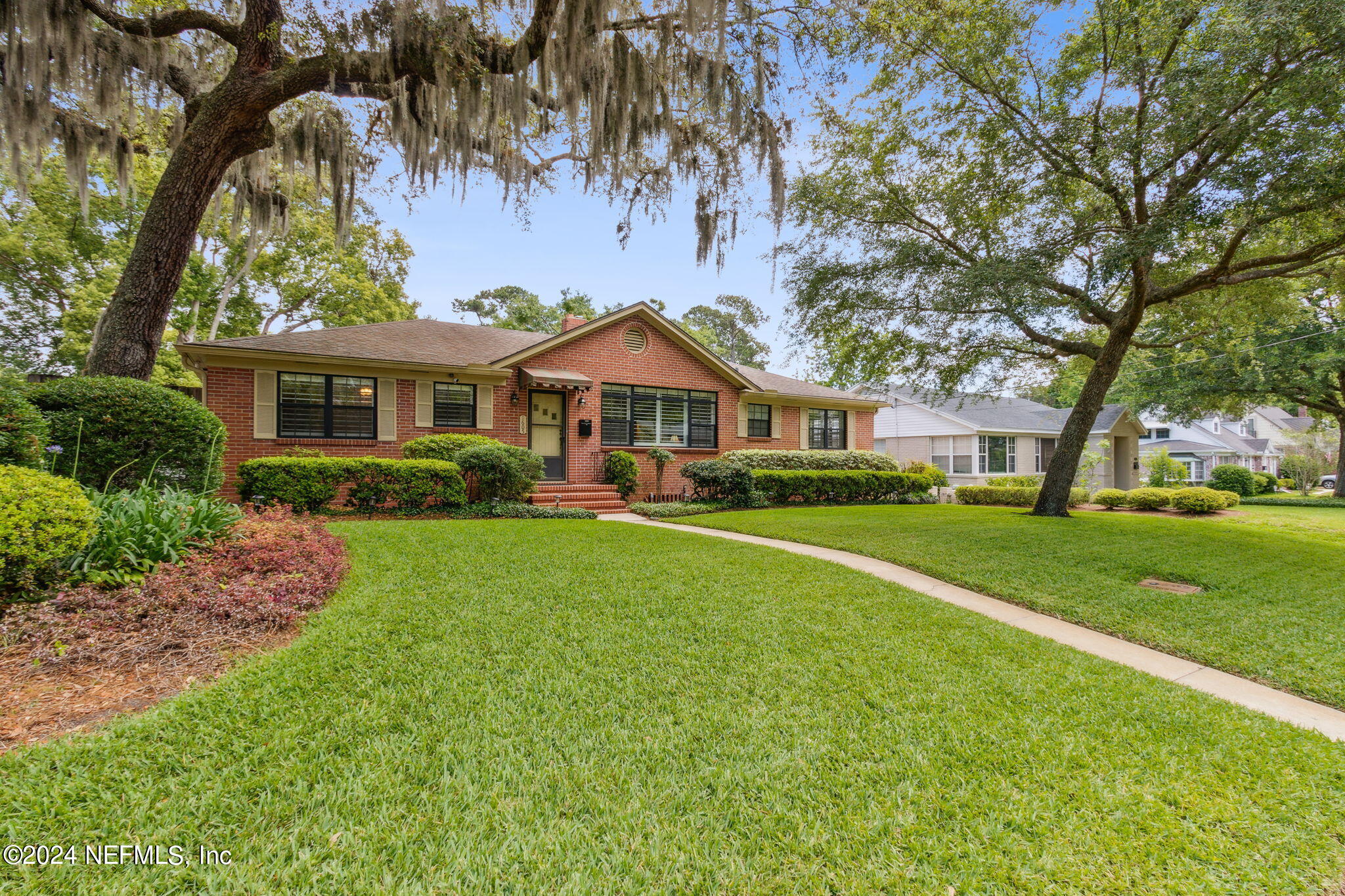 1605 Brookwood Road Jacksonville, FL 32207 - Photo 37 of 40 a front view of a house with a yard