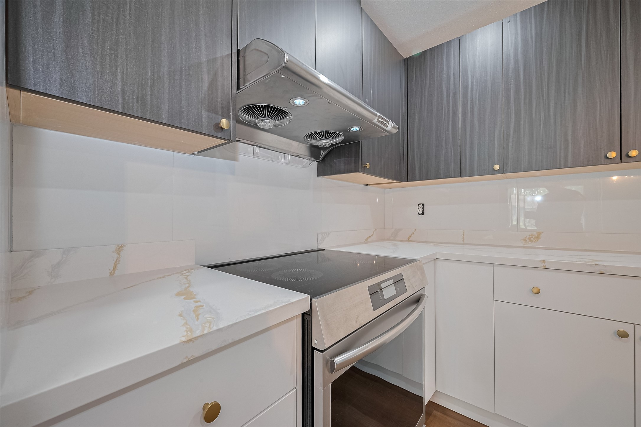 6058 Lyndhurst Drive Houston, TX 77033 - Photo 15 of 50 a utility room with dryer and washer