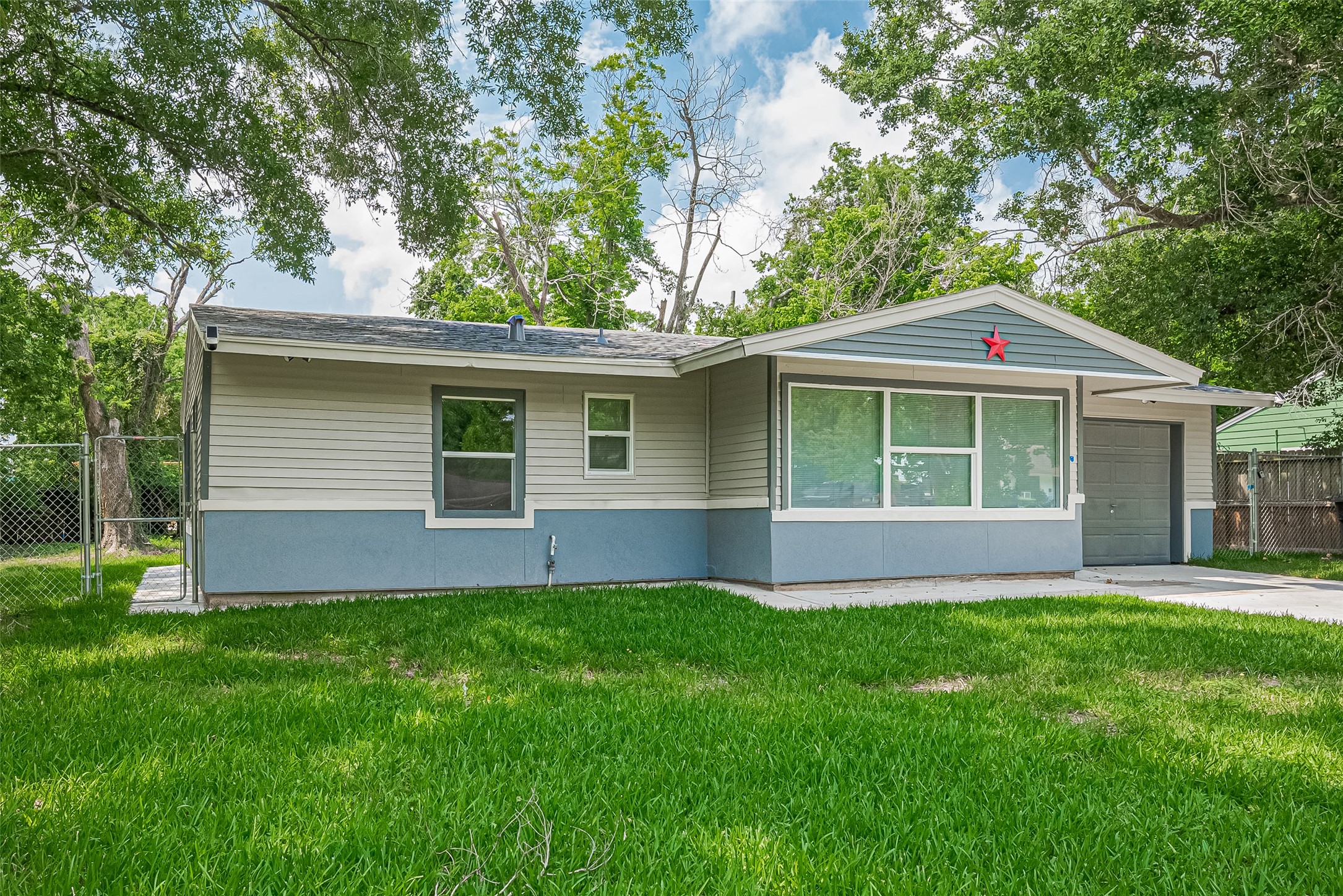 6058 Lyndhurst Drive Houston, TX 77033 - Photo 2 of 50 a front view of house with yard and green space