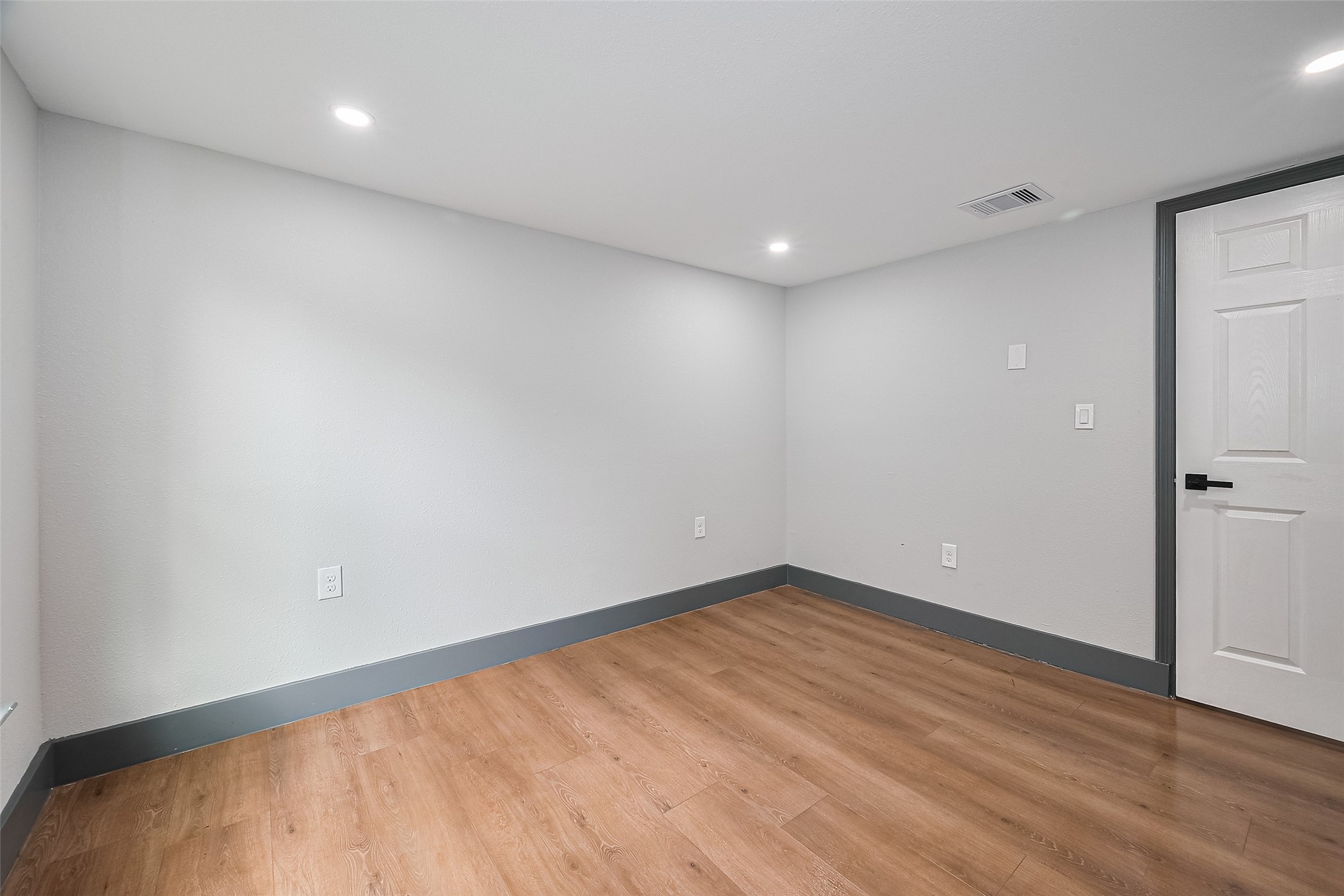 6058 Lyndhurst Drive Houston, TX 77033 - Photo 30 of 50 a view of an empty room