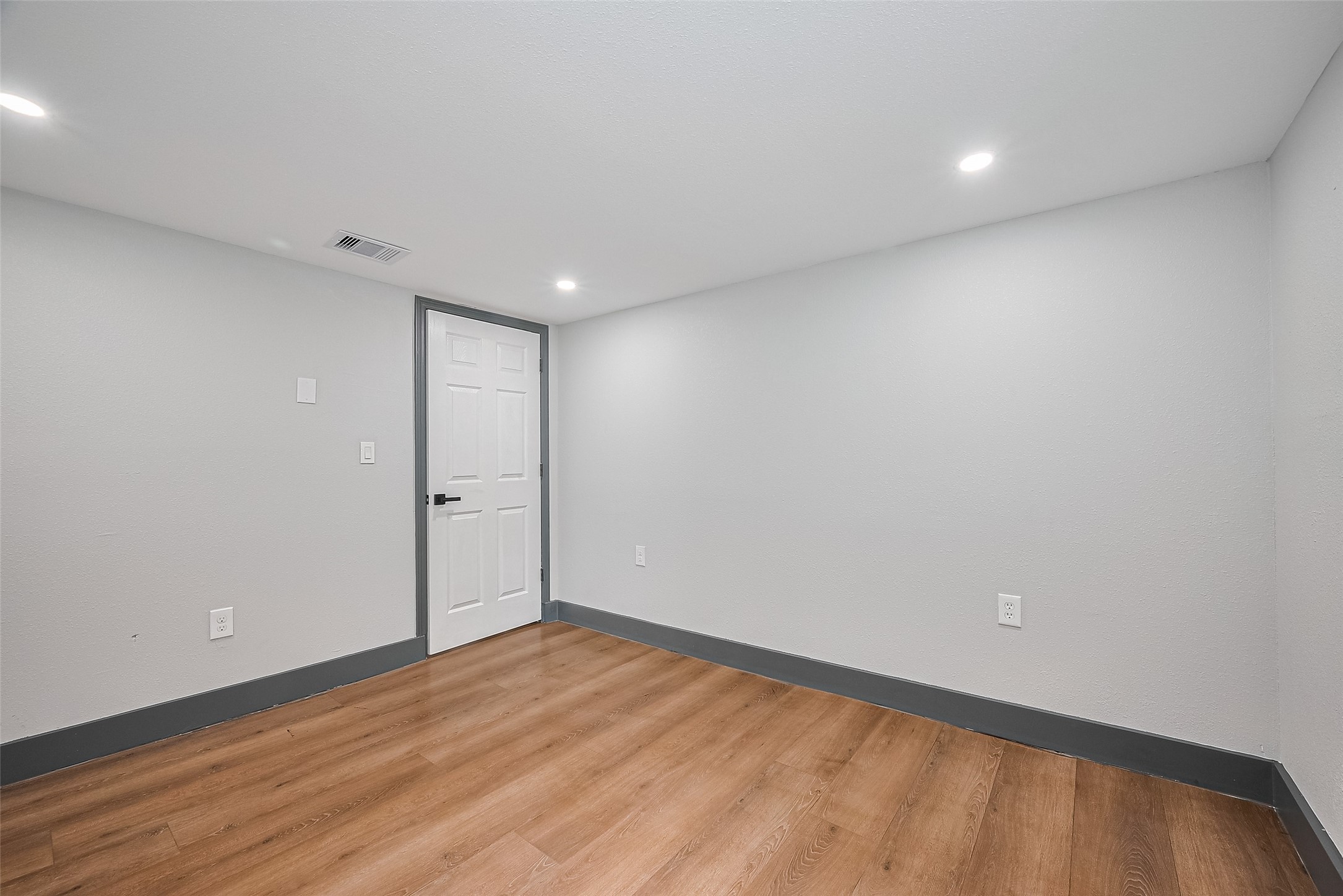 6058 Lyndhurst Drive Houston, TX 77033 - Photo 31 of 50 a view of an empty room