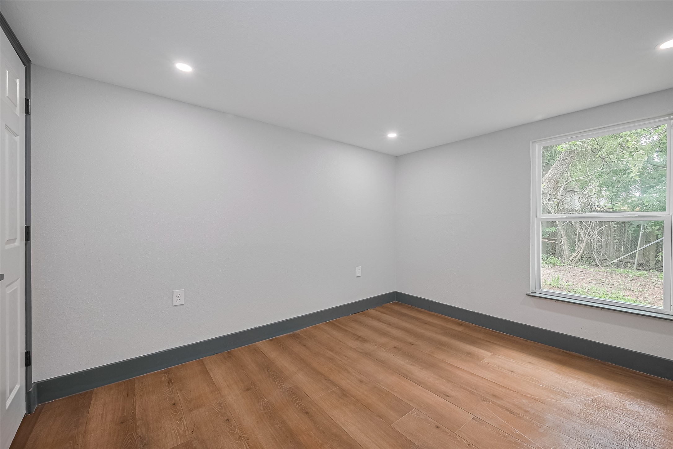 6058 Lyndhurst Drive Houston, TX 77033 - Photo 33 of 50 an empty room with a window