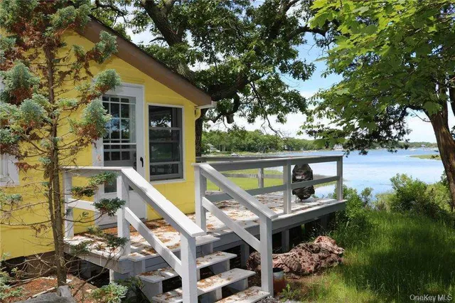 $2,300 | 875 Fleetwood Road, Cutchogue, NY 11935