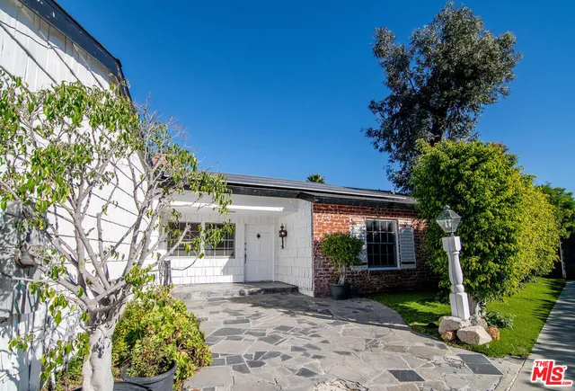 $2,300,000 | 10803 Alta View Drive, Studio City, CA 91604
